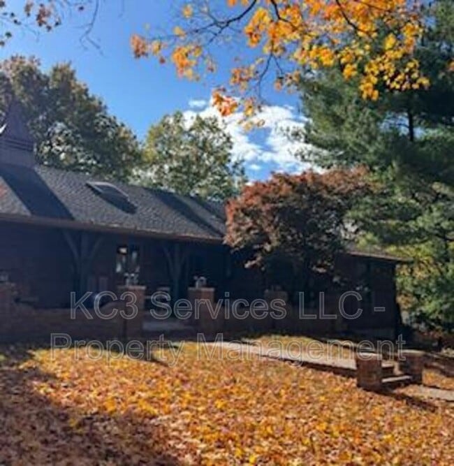 Building Photo - 615 E 101st Terrace