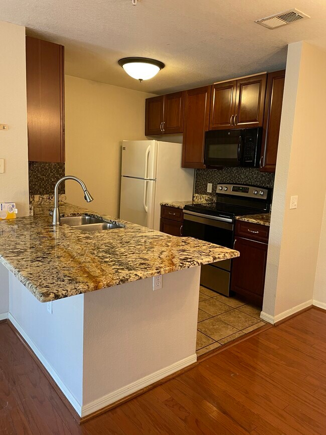 Building Photo - 8821 Manor Loop