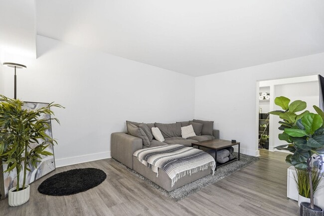 Building Photo - Beautifully Renovated 2-Bedroom Condo in the Heart of Reston!