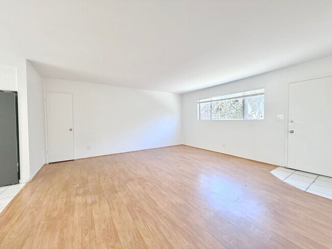 Building Photo - 540 E Hyde Park Pl