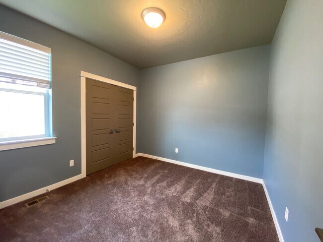 Building Photo - Lovely Single Level 3 Bed 2 Bath Home in M...