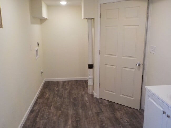 Building Photo - 909 Highland Dr