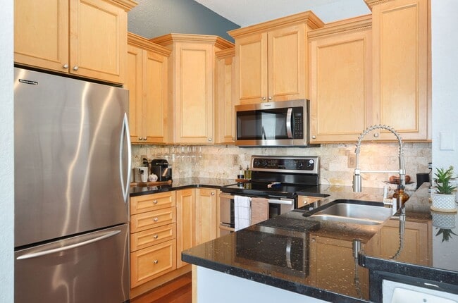 Building Photo - Gorgeous End Unit with pond fountain view -  1 Bed, 1 Bath plus Office/Den Nook on Harbour Island...