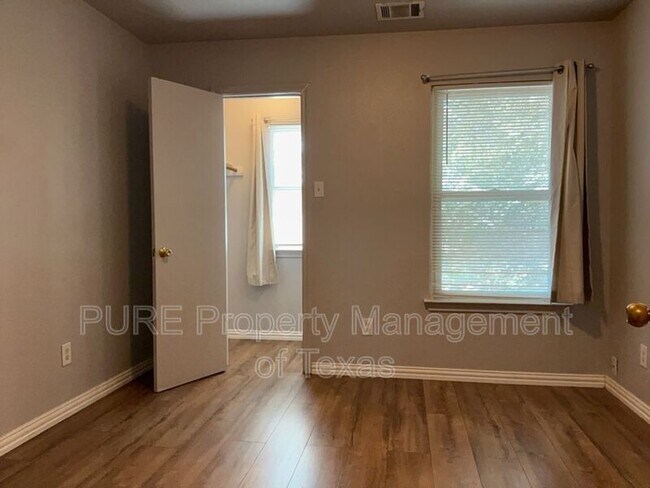 Building Photo - 246 Marvin Cove