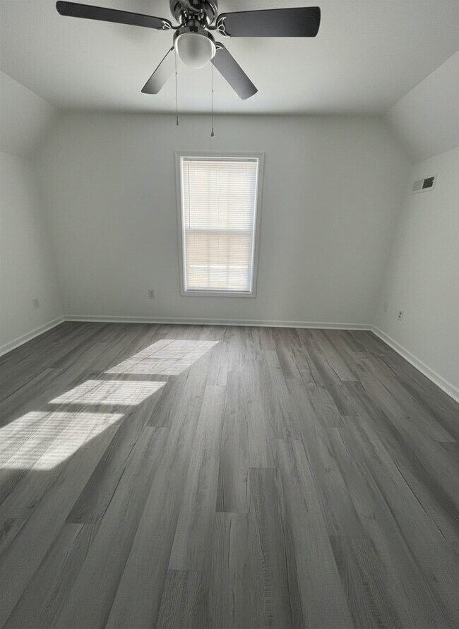 Building Photo - 902 Hanson St