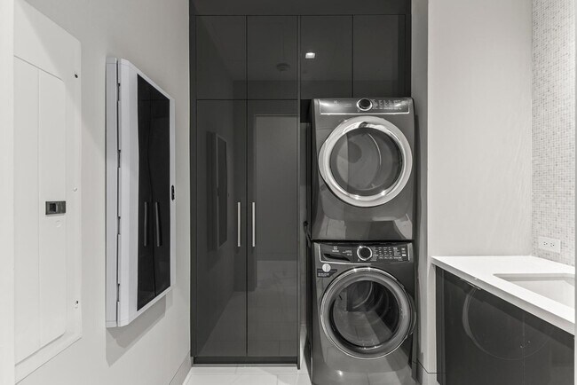 Building Photo - 6587 N Palmeraie Blvd