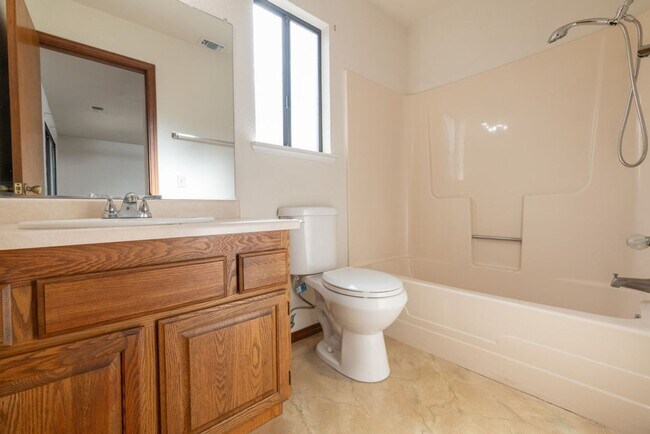 Building Photo - 3-bedroom, 2-bathroom home in great neighborhood!