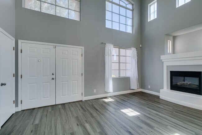 Building Photo - BEAUTIFUL POOL HOME W/RV