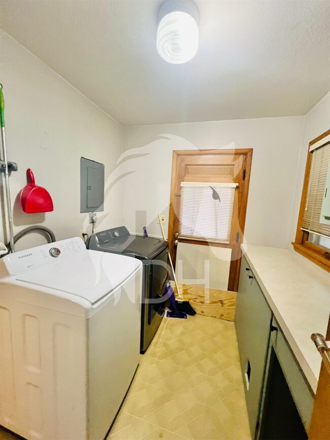 Building Photo - "Charming 4-Bedroom Home with Beautiful Hardwood Floors on South Harding Street!"