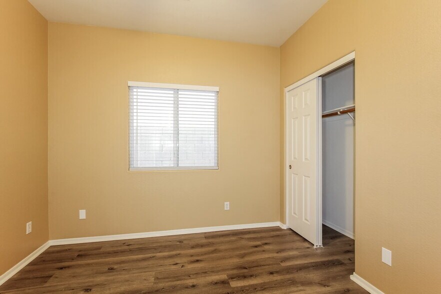 Building Photo - 617 S 123rd Dr