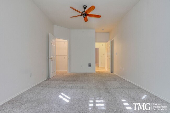 Building Photo - Spacious Ground-Level 2BD Condo with Garage & Resort-Style Amenities