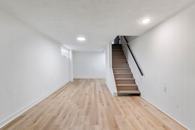 Building Photo - AVAILABLE NOW!! Fully RENOVATED 3-bedroom in CASTLE SHANNON!