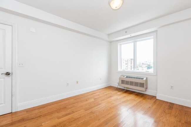 Building Photo - 125 43rd St