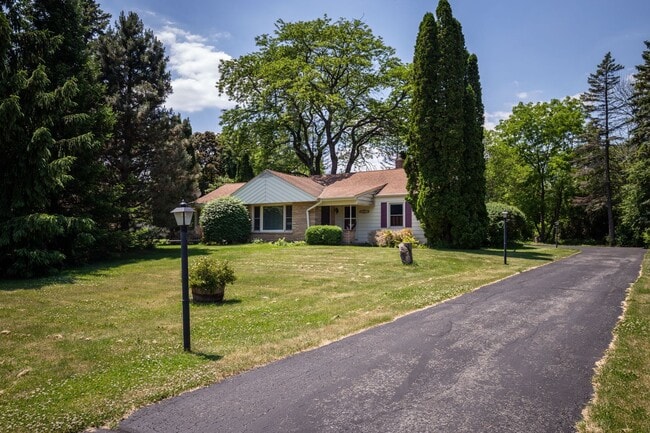 Building Photo - Come home to the serenity of Mequon-Thiensville