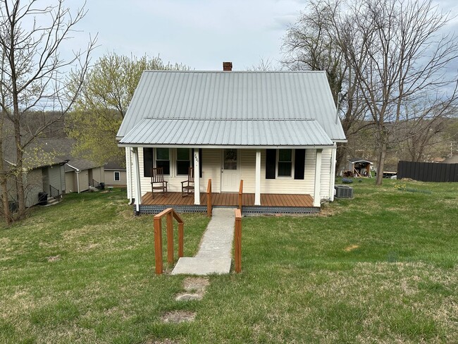 Primary Photo - Nice 3 Bedroom, 1 Bathroom Home in Radford!