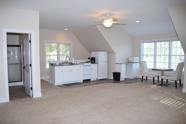 Building Photo - Lake Front 1 Bedroom Apartment - Large Garage & Boat Parking