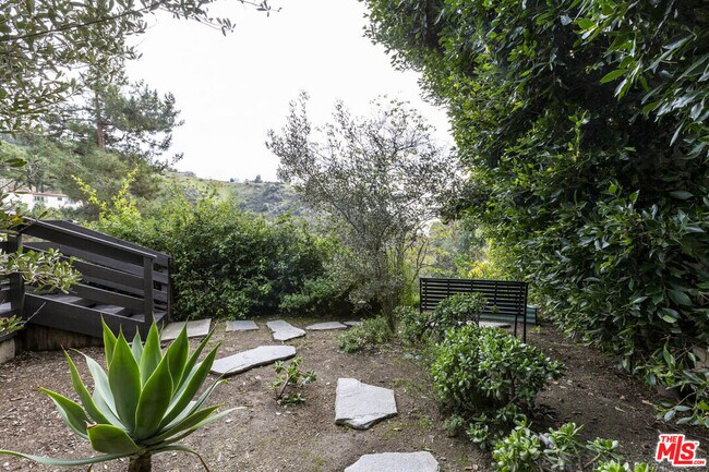 Building Photo - 2470 Zorada Dr