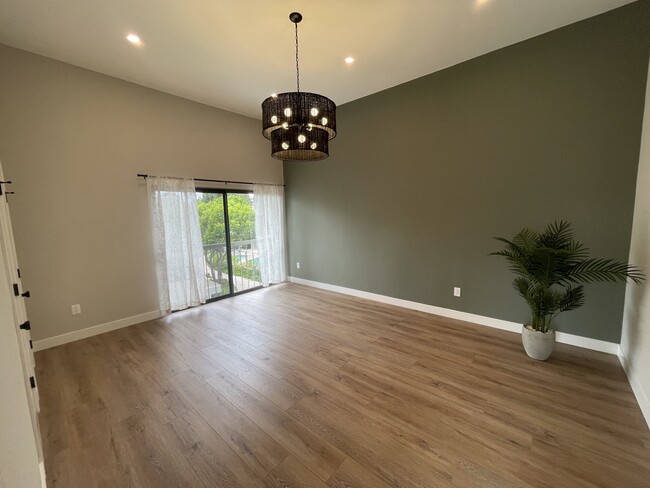 Master Bed with High Ceilings - 4315 Redwood Ave