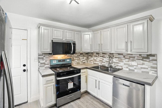 Building Photo - 228 E 141st St