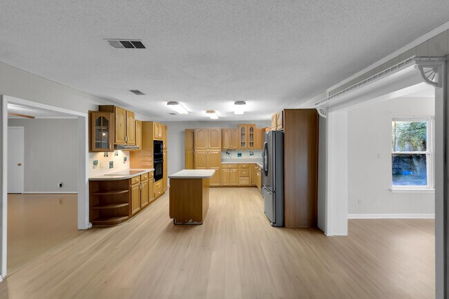 Building Photo - 300 Wildwood St