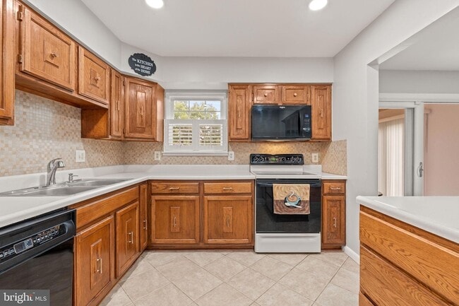 Building Photo - 5590 Neddleton Ave