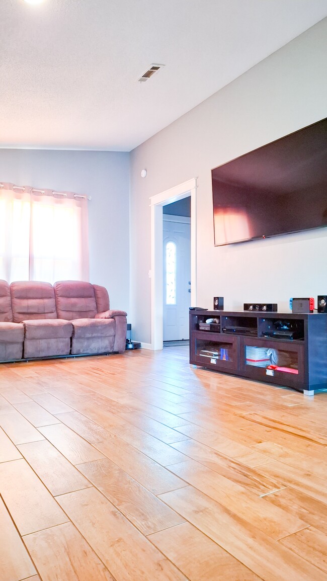 Building Photo - 403 Antler Dr