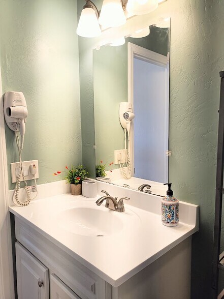 Building Photo - 1620 1/4 York Dr