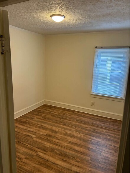 Building Photo - 1463 Riverside Dr