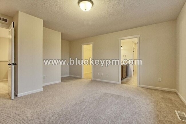 Building Photo - 3 Bed, 2.5 Bath Luxury Home in Ridgefield