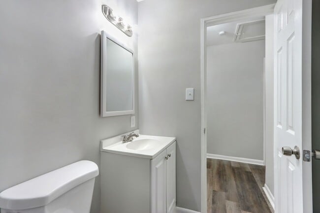 Building Photo - Large 3BR/2BA East Savannah House For Rent