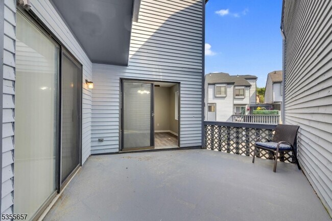 Building Photo - 8 Delbarton Ct