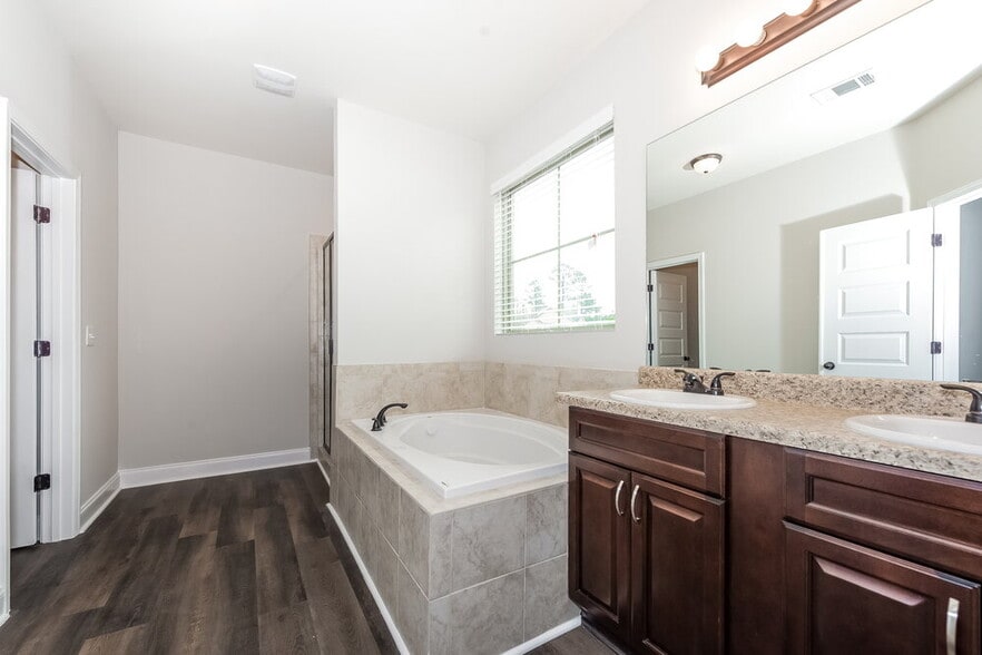 Building Photo - 1153 Pebble Ridge Dr