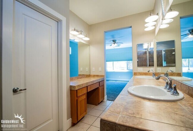 Building Photo - Beautiful Tri-level 3Bdm 3.5Ba Townhome ne...