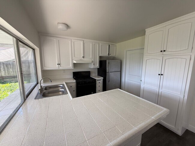 Building Photo - 4 Bedroom, 2 Bath Home with Large Yard + Two Car Garage