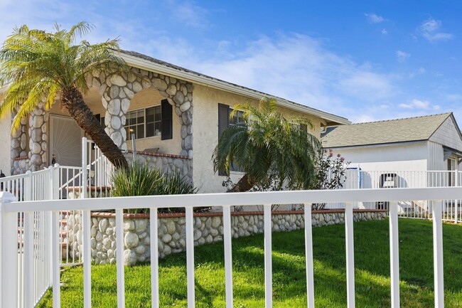 Building Photo - Gorgeous 3-Bedroom Home in Reseda!