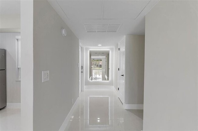 Building Photo - 605 Oaks Dr