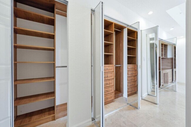 Building Photo - 1640 Presidential Way