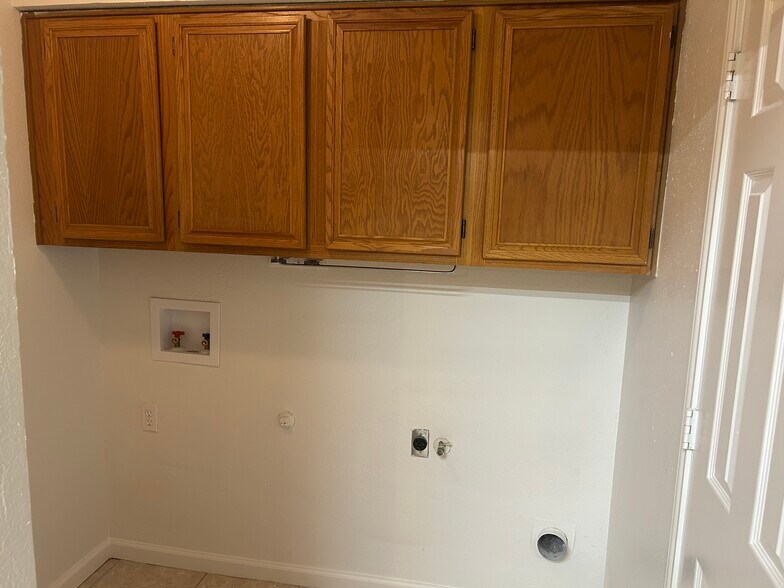 Building Photo - 801 Summit Dr