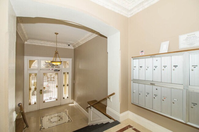 Building Photo - 686 Post