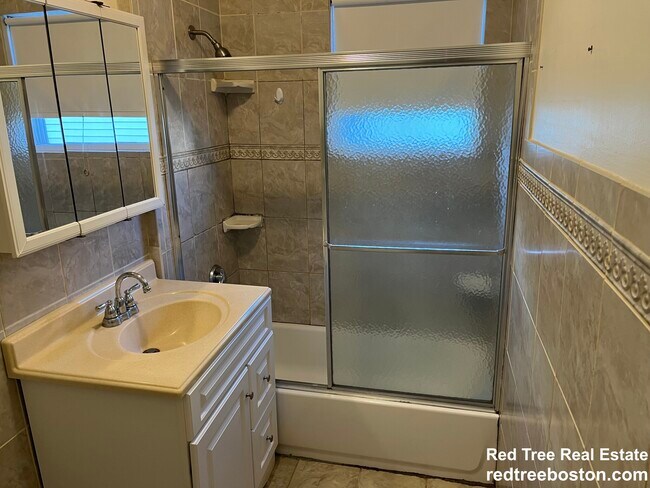 Building Photo - 166 Elm St