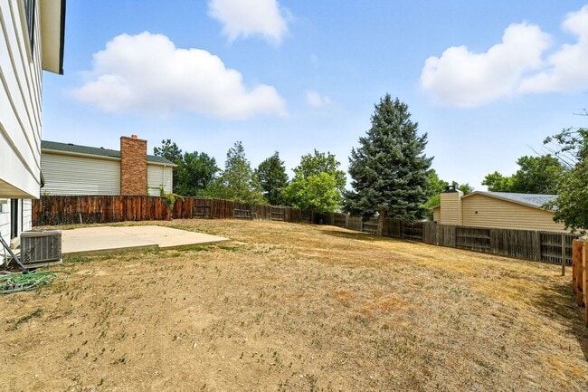 Building Photo - Spacious Tri-Level Home on Corner Lot – Av...