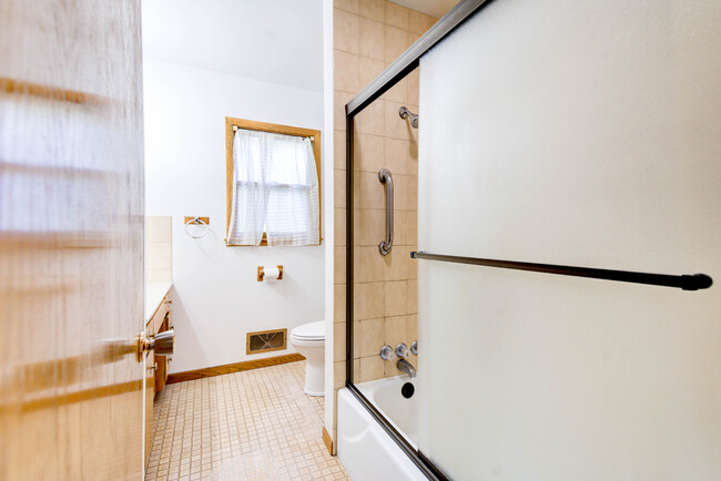 Main Bathroom - 949 Hawthorne Ave E