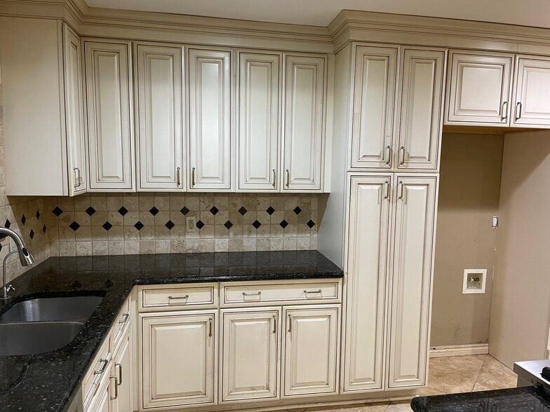 Building Photo - 737 Robin Ln