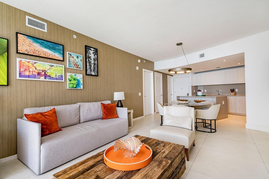 Building Photo - 4011 S Ocean Dr