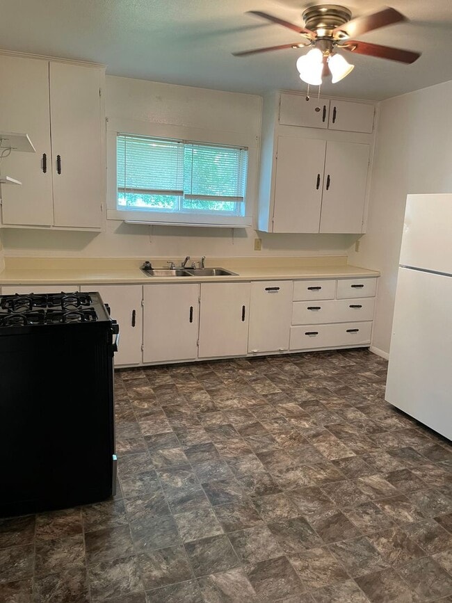 Building Photo - Quaint home in downtown Gillette