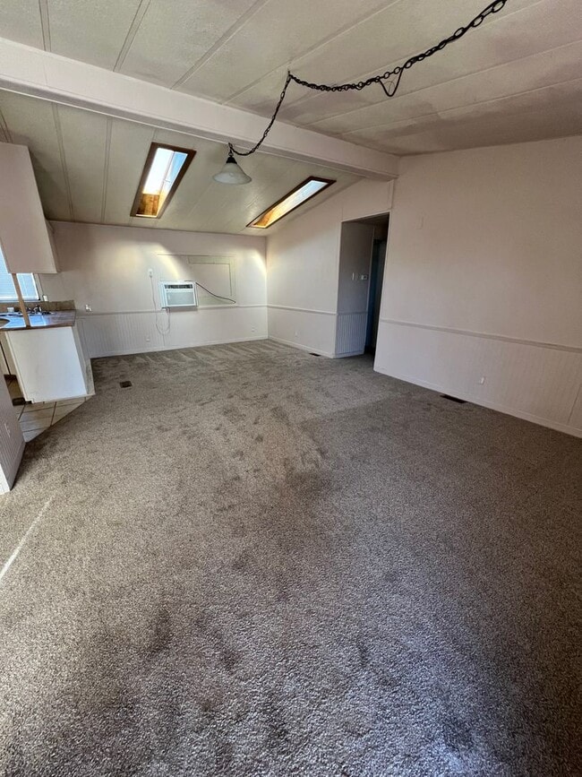 Building Photo - 3 bedroom,  2 bath on a quarter acre for rent