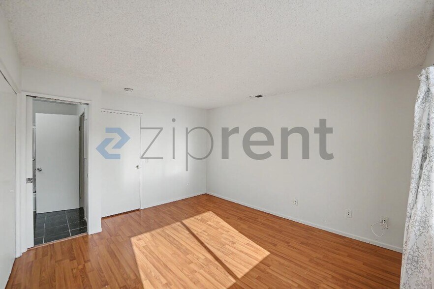 Building Photo - Unit 3