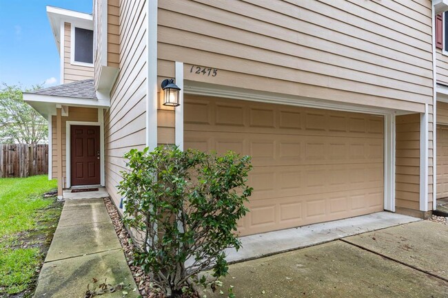 Building Photo - 12475 Saratoga Woods Ln