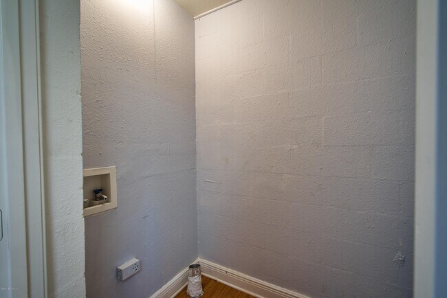 Building Photo - 2036 Inwood Terrace