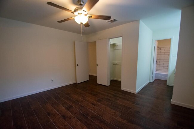 Building Photo - 2107 Mistletoe Ave